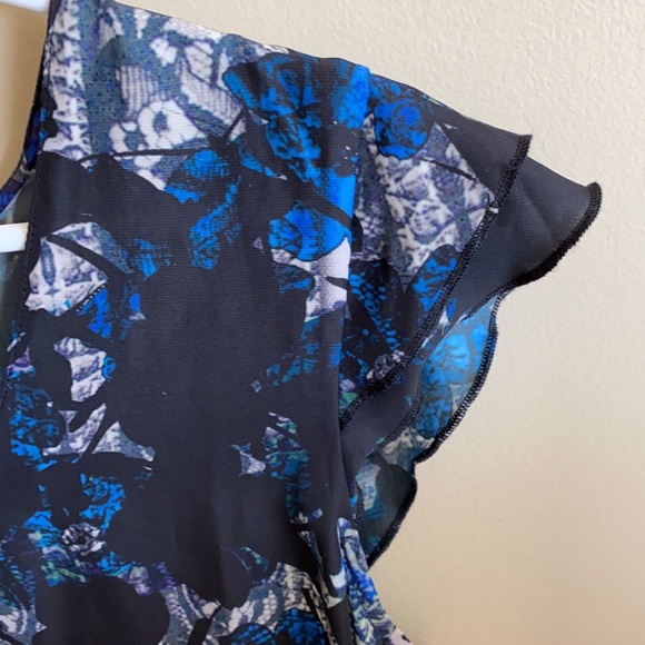 2/$24 Flowered short sleeved blouse - Picture 4 of 7